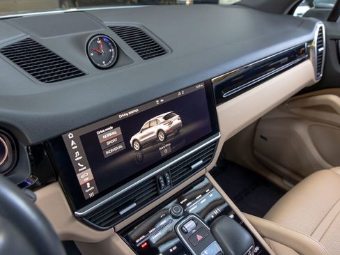 Used 2020 Porsche Cayenne image 37