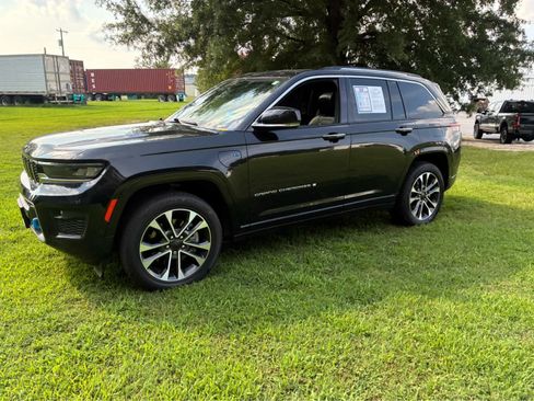 Used 2023 Jeep Grand Cherokee Overland w/ Luxury Tech Group IV AWD/4WD image 9