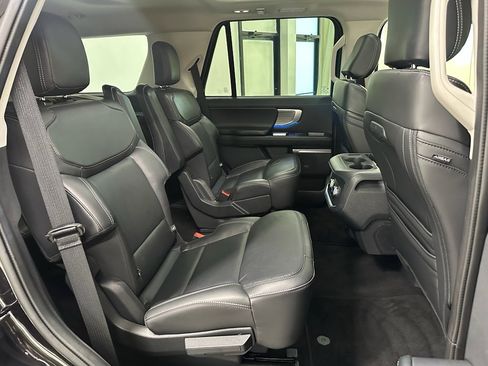 Used 2025 Ford Expedition Platinum image 21