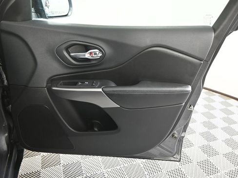 Used 2019 Jeep Cherokee Latitude Plus w/ Cold Weather Group image 12