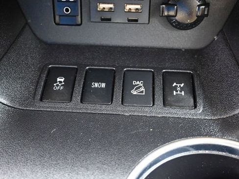 Used 2019 Toyota Highlander XLE AWD/4WD image 34