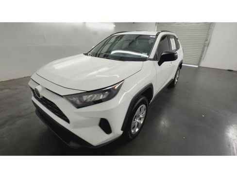 Used 2020 Toyota RAV4 LE FWD image 4