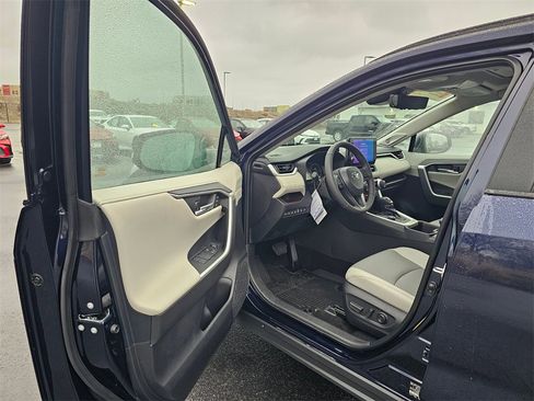 Used 2025 Toyota RAV4 Limited image 18