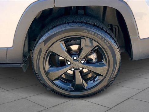 Used 2018 Jeep Cherokee Latitude w/ Altitude Package image 9