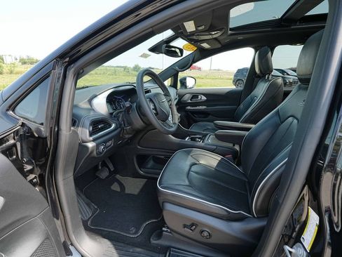 Used 2025 Chrysler Pacifica Limited FWD image 16