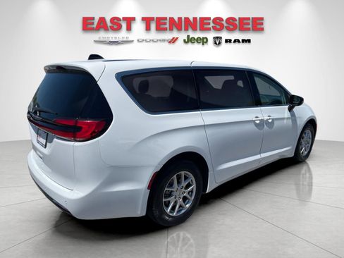 Used 2024 Chrysler Pacifica Touring-L FWD image 3