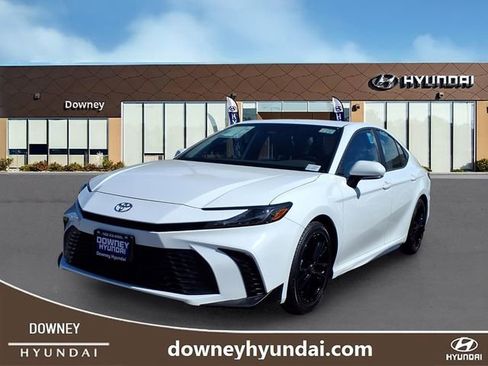 Used 2025 Toyota Camry SE FWD image 1