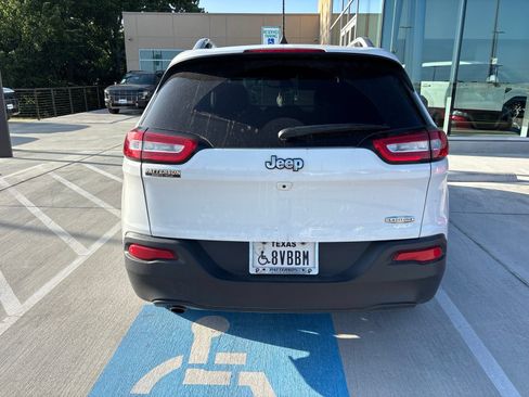 Used 2018 Jeep Cherokee Latitude Plus w/ Cold Weather Group FWD image 5
