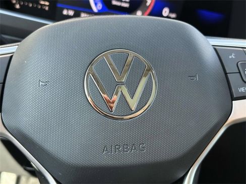 Certified 2022 Volkswagen Tiguan SE w/ Panoramic Sunroof Package image 11