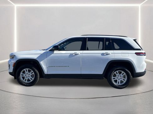 Used 2023 Jeep Grand Cherokee Laredo image 19