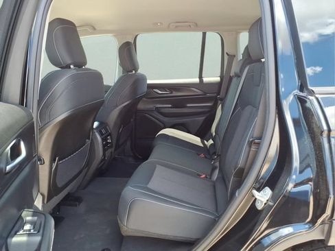 Used 2023 Jeep Grand Cherokee Laredo AWD/4WD image 22