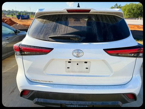 Used 2023 Toyota Highlander L image 4