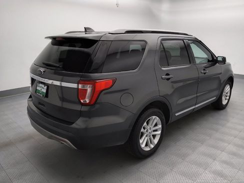 Used 2017 Ford Explorer XLT FWD image 9