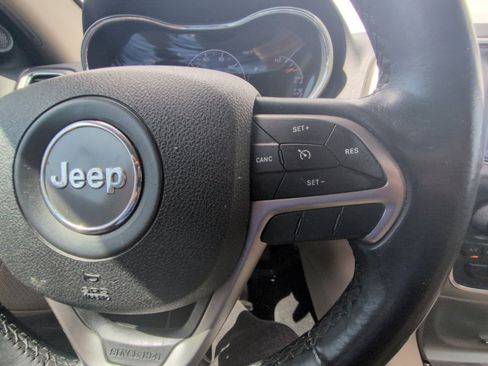 Used 2018 Jeep Grand Cherokee Laredo AWD/4WD image 23