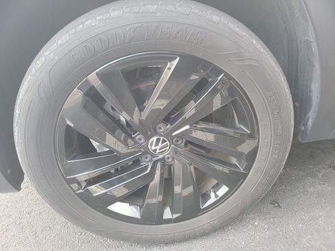Used 2022 Volkswagen Atlas Cross Sport SE FWD image 9