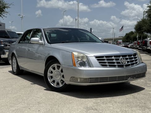 Used 2010 Cadillac DTS FWD image 2