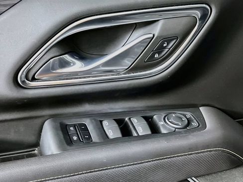 Used 2023 GMC Yukon XL SLT AWD/4WD image 9