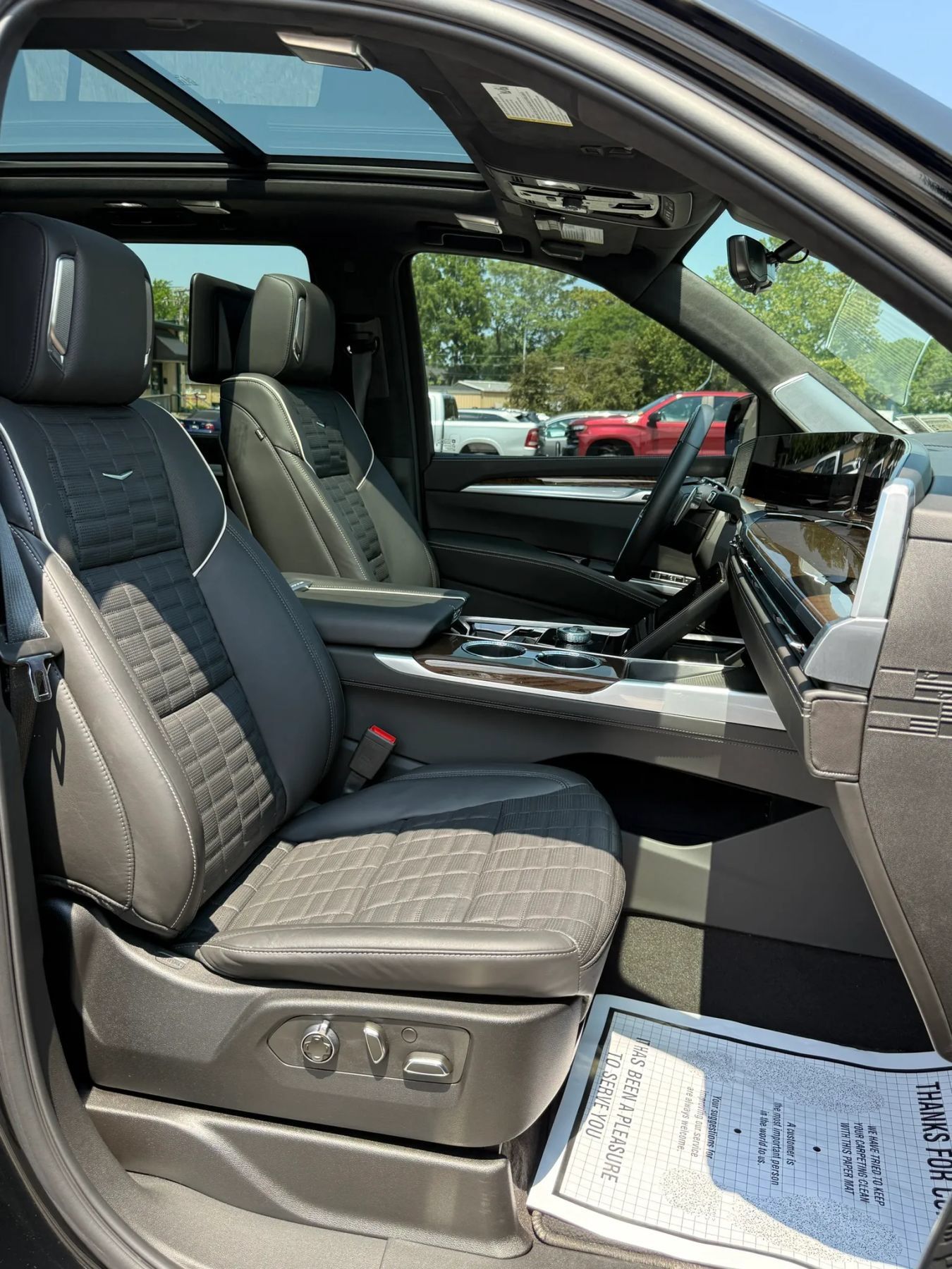 Used 2025 Cadillac Escalade Sport Platinum w/ LPO, ONYX Package AWD/4WD image 24