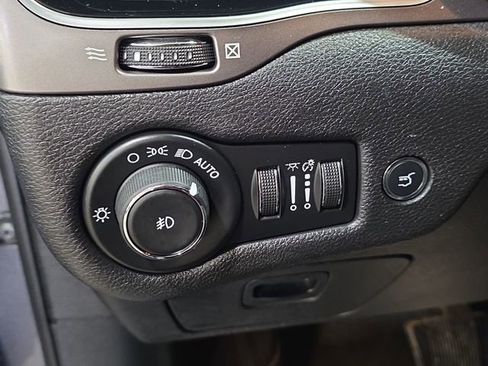 Used 2019 Jeep Cherokee Limited AWD/4WD image 25