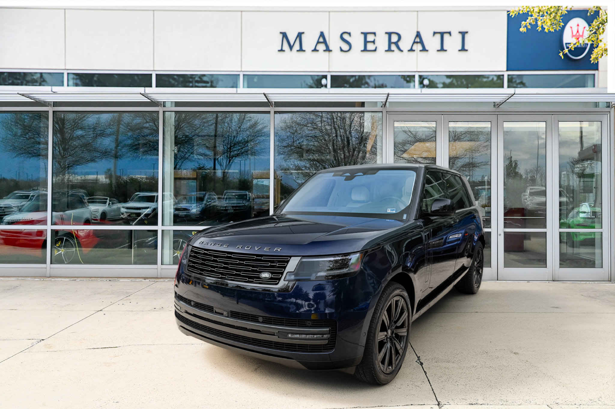 Used 2023 Land Rover Range Rover Long Wheelbase SE AWD/4WD image 1