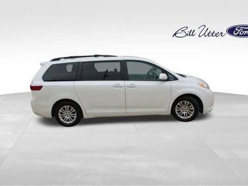 Used 2017 Toyota Sienna XLE Premium FWD image 4