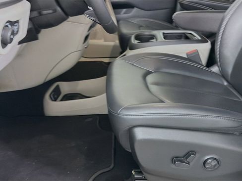 Used 2024 Chrysler Pacifica Touring-L image 22