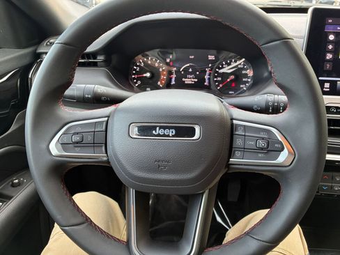 Used 2025 Jeep Compass Trailhawk AWD/4WD image 28