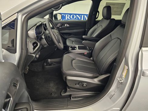 New 2026 Chrysler Pacifica Select image 12