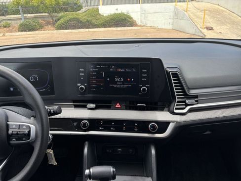 Used 2025 Kia Sportage LX FWD image 17