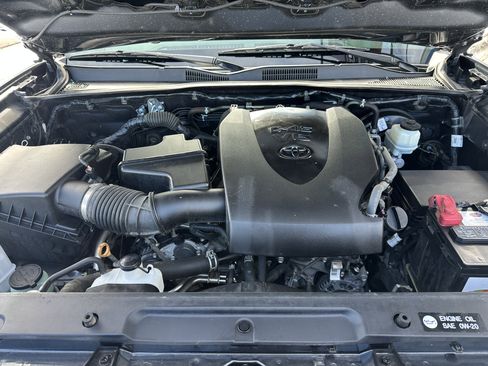 Used 2018 Toyota Tacoma TRD Sport w/ Technology Package image 15