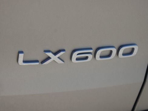 Used 2024 Lexus LX 600 4WD w/ Luxury Package image 19