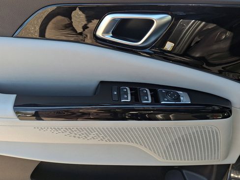 Used 2022 Kia Carnival EX image 21