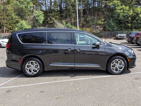 Used 2023 Chrysler Pacifica Limited FWD image 4
