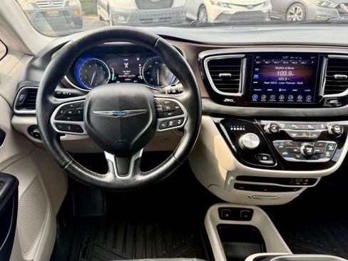 Used 2017 Chrysler Pacifica Touring-L Plus w/ Advanced Safetytec Group FWD image 17