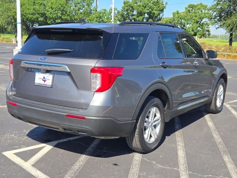 Used 2023 Ford Explorer XLT AWD/4WD image 5