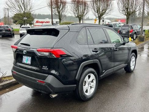 Used 2021 Toyota RAV4 XLE w/ XLE Grade Weather Package image 7