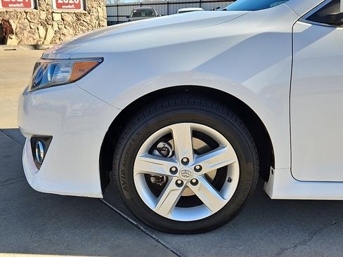 Used 2014 Toyota Camry SE image 5