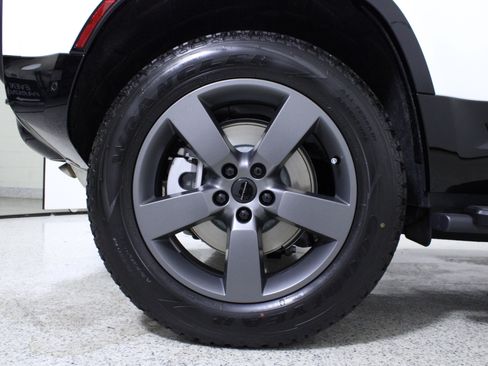 New 2026 Land Rover Defender 110 X-Dynamic SE image 8