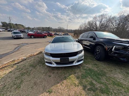 Used 2019 Dodge Charger SXT w/ Leather Interior Group image 8