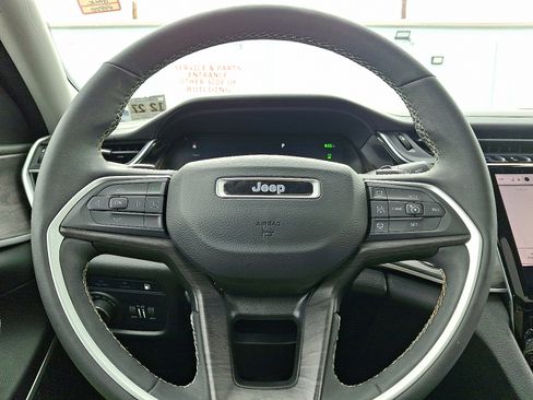 Certified 2022 Jeep Grand Cherokee Limited w/ Luxury Tech Group II image 21