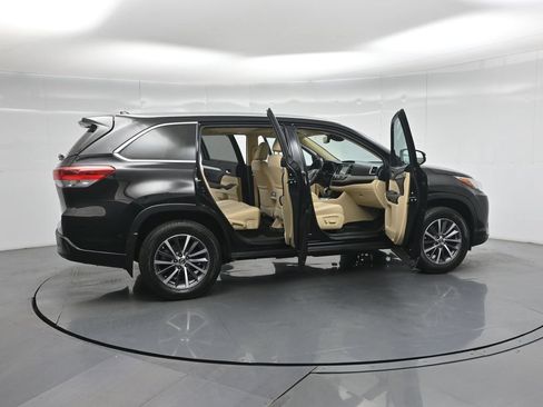 Used 2018 Toyota Highlander XLE AWD/4WD image 4