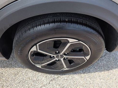 Used 2025 Kia Niro EX FWD image 10