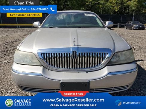 Used 2003 Lincoln Town Car Signature RWD image 7