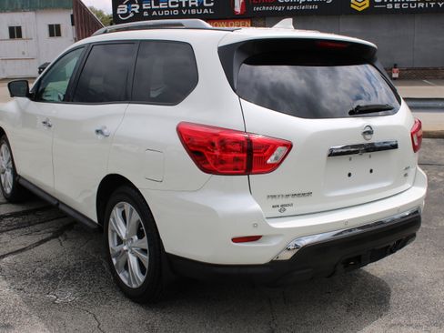 Used 2019 Nissan Pathfinder SL w/ SL Premium Package AWD/4WD image 3