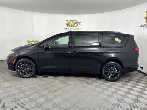 New 2026 Chrysler Pacifica Select image 5