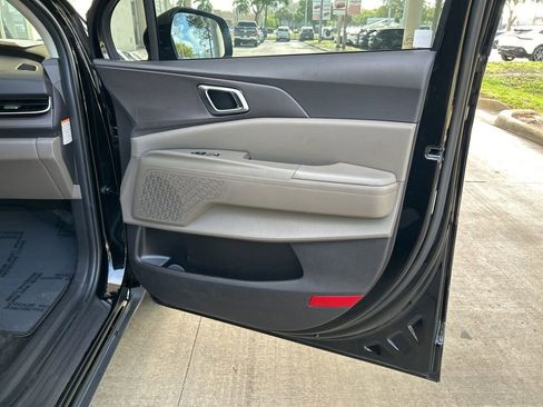 Used 2025 Kia Carnival EX image 31