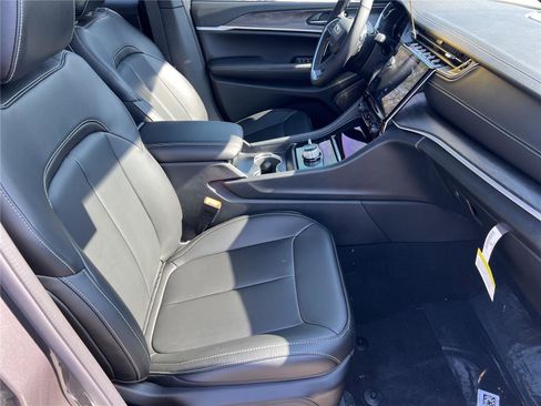 New 2025 Jeep Grand Cherokee Limited image 16