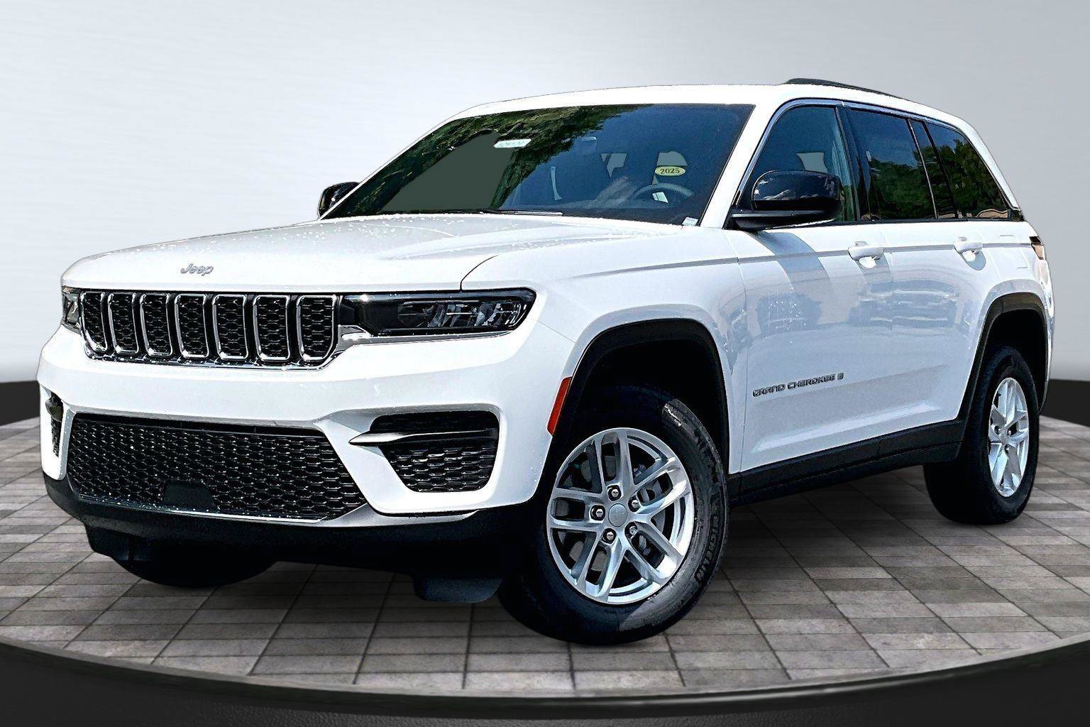 New 2026 Jeep Grand Cherokee Laredo AWD/4WD image 3