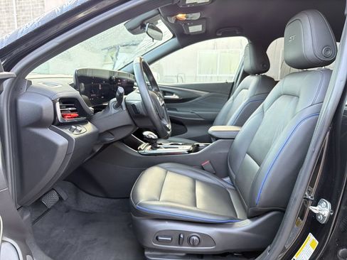 Used 2025 Buick Envista Sport Touring w/ Convenience I Package FWD image 11