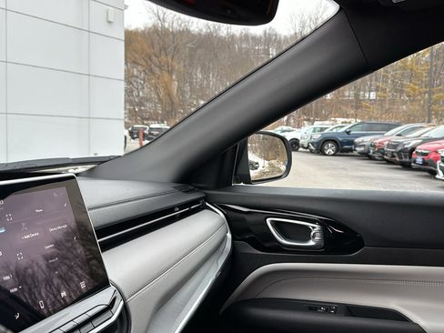 Certified 2024 Jeep Compass Limited image 24